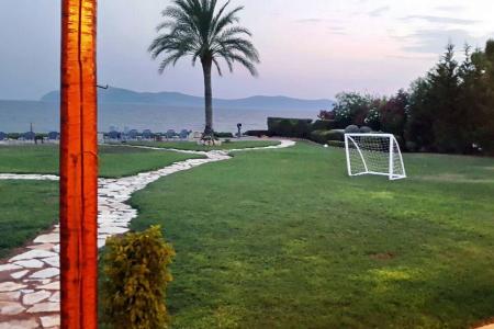 Παραθαλάσσιες κατοικίες 1.300 τ.μ προς πώληση