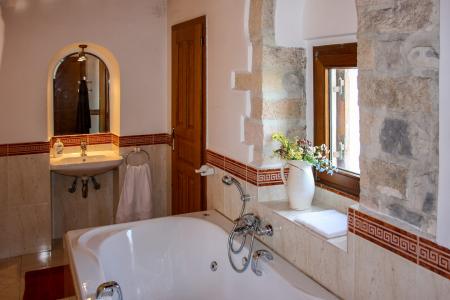 Βίλα πετρόχτιστη 600 τ.μ προς πώληση, Σούνιο