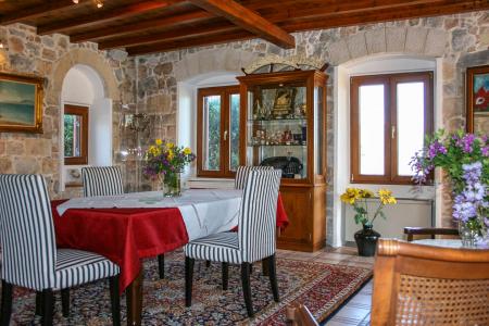 Βίλα πετρόχτιστη 600 τ.μ προς πώληση, Σούνιο