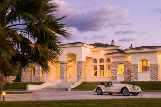 Υπερπολυτελής βίλα 450 τ.μ πωλείται στη Ρόδο