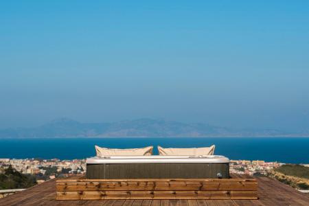 Υπερπολυτελής βίλα 450 τ.μ πωλείται στη Ρόδο