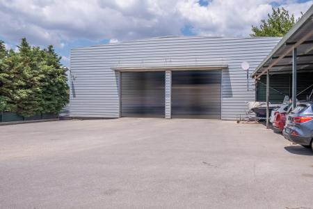 Επαγγελματικό κτίριο 1.550 τ.μ προς ενοικίαση