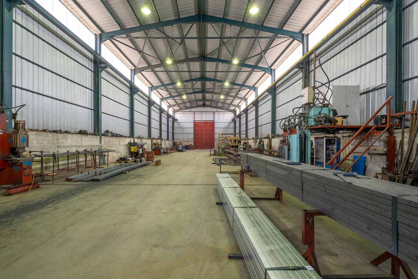 Βιομηχανικό κτίριο 1.500 τ.μ ενοικιάζεται, Αυλώνας